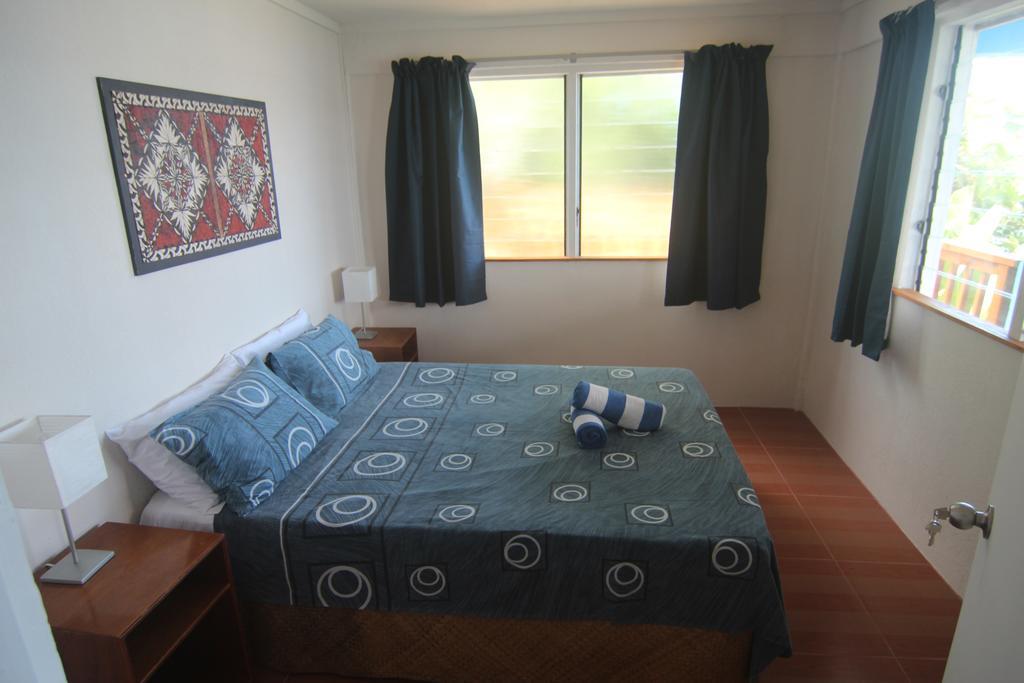 Boathouse Apartments Neiafu Bilik gambar