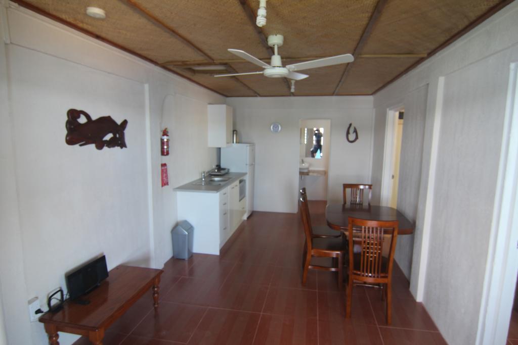 Boathouse Apartments Neiafu Bilik gambar